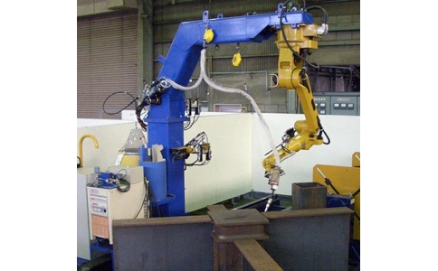 從焊接性能方面來說，焊接機(jī)器人性能更為穩(wěn)定
